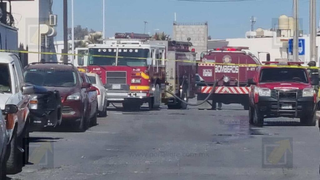 Rescatan a hombre en silla de ruedas de incendio en su casa por acumulación de basura