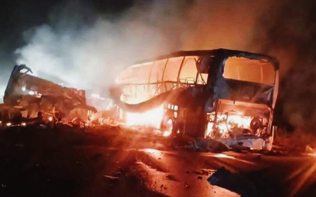 Choque entre autobús y tráiler en Tabasco deja más de 40 muertos
