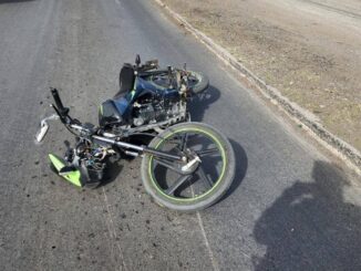 Apoyan policías estatales con primeros auxilios a motociclista accidentado
