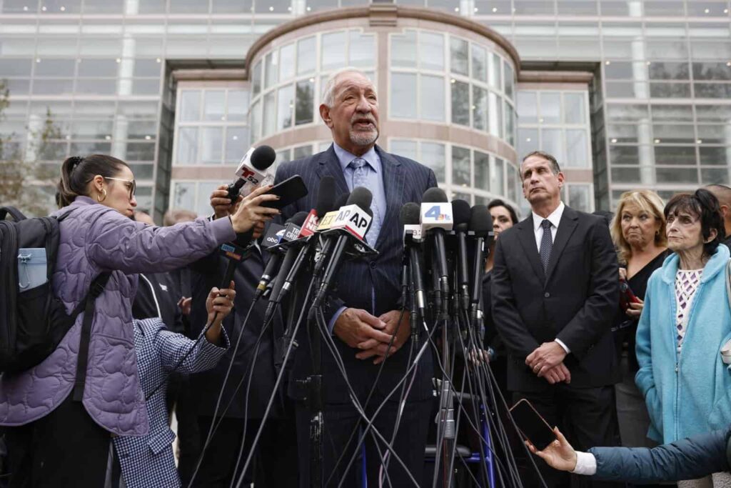 Juez deniega retirar la moción para que los hermanos Menéndez reciban una nueva sentencia
