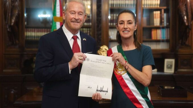 Sheinbaum recibe cartas credenciales del embajador de EE.UU., Ronald Johnson
