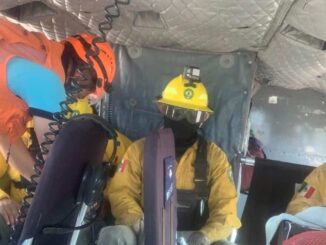 Suman tercera aeronave para atender incendio en Madera